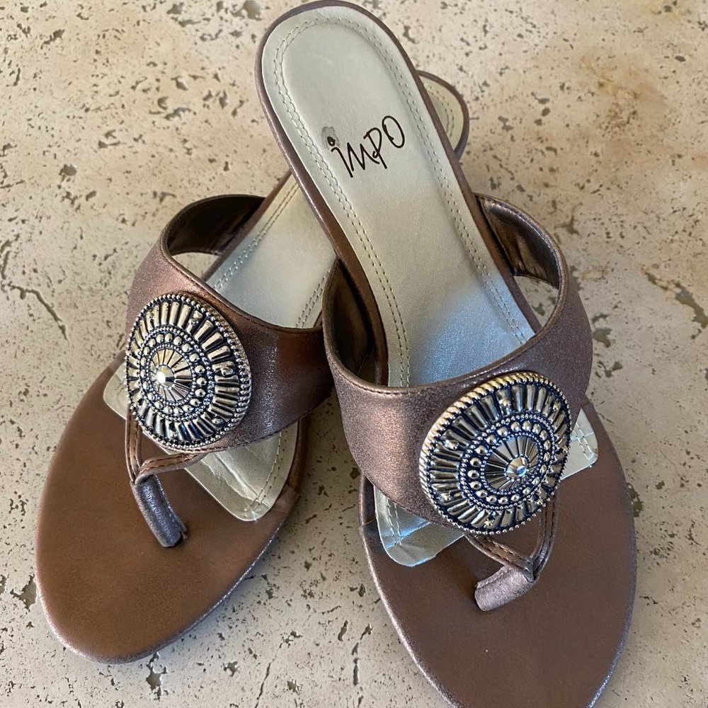 Impo Gwynn thong Sandals copper with silver medallion size 7.5M low wedge heel